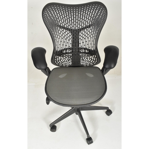 358 - Studio 7.5 - Herman Miller - Mirra Range - a late 20th century swivel office desk chair. The chair h... 