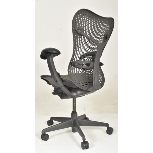 358 - Studio 7.5 - Herman Miller - Mirra Range - a late 20th century swivel office desk chair. The chair h... 