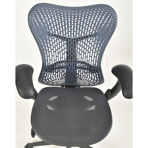 38 - Studio 7.5 - Herman Miller - Mirra Range - a late 20th century swivel office desk chair. The chair h... 