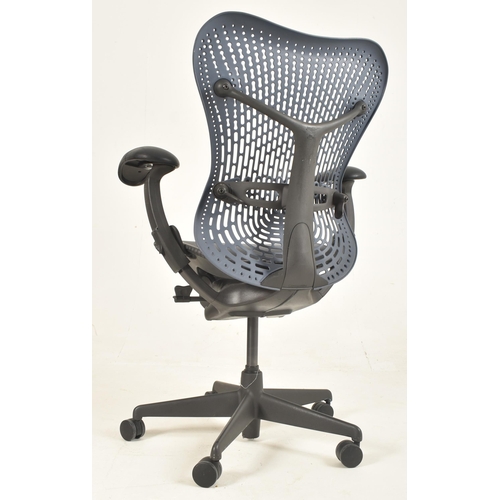 38 - Studio 7.5 - Herman Miller - Mirra Range - a late 20th century swivel office desk chair. The chair h... 