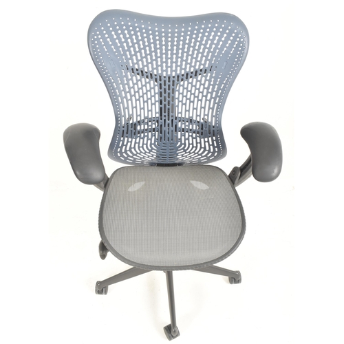 424 - Studio 7.5 - Herman Miller - Mirra Range - a late 20th century swivel office desk chair. The chair h... 