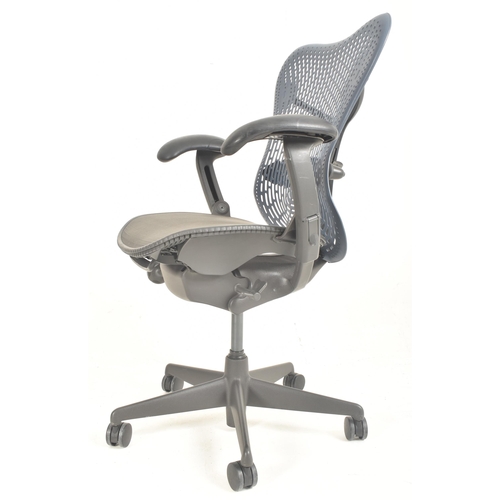 424 - Studio 7.5 - Herman Miller - Mirra Range - a late 20th century swivel office desk chair. The chair h... 