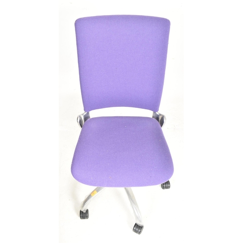 435 - Verco - V-Smart - a highend modern designer office desk swivel desk chair. The chair having a padded... 