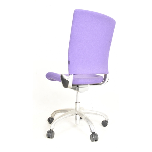 435 - Verco - V-Smart - a highend modern designer office desk swivel desk chair. The chair having a padded... 