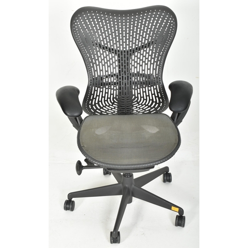 44 - Studio 7.5 - Herman Miller - Mirra Range - a late 20th century swivel office desk chair. The chair h... 