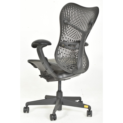 44 - Studio 7.5 - Herman Miller - Mirra Range - a late 20th century swivel office desk chair. The chair h... 