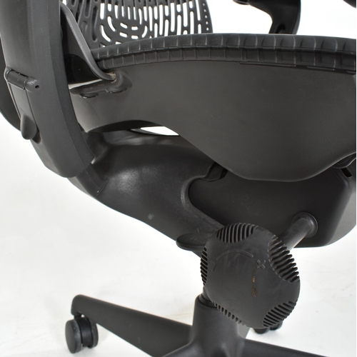 44 - Studio 7.5 - Herman Miller - Mirra Range - a late 20th century swivel office desk chair. The chair h... 