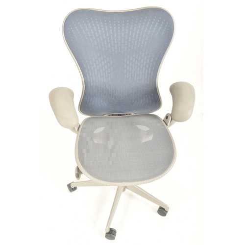 518 - Studio 7.5 - Herman Miller - Mirra Range - a late 20th century swivel office desk chair. The chair h... 