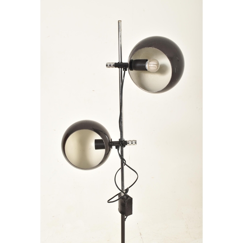 583 - A vintage mid century circa 1960s / 1970s floor standing lamp. The lamp featuring two black enamel a... 