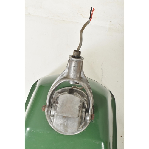 587 - A large mid 20th Century retro industrial factory / yard enamel light lamp. The lamp retaining the o... 