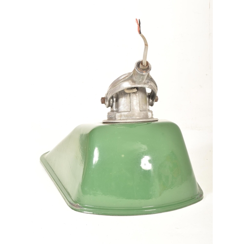 587 - A large mid 20th Century retro industrial factory / yard enamel light lamp. The lamp retaining the o... 