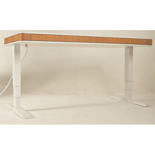 60 - Moll - Model T7 - a large contemporary German high end designer rise and fall desk. The desk is fini... 