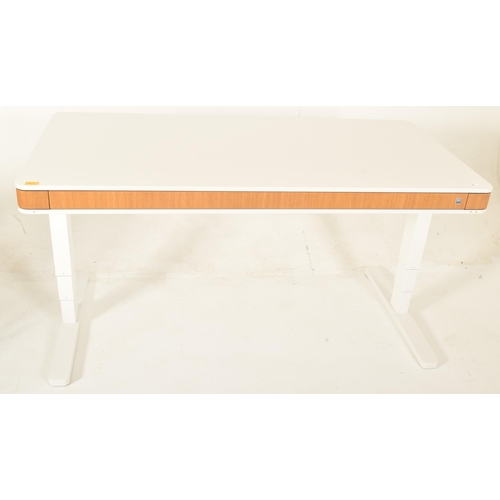 60 - Moll - Model T7 - a large contemporary German high end designer rise and fall desk. The desk is fini... 