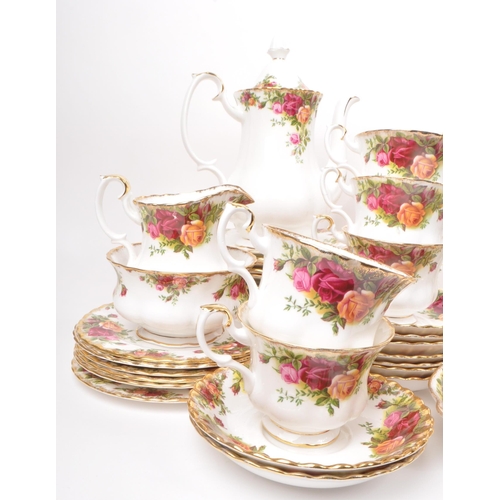 129 - Royal Albert - Old Country Roses - Large mid century china tea / dinner service. To include cups, sa... 