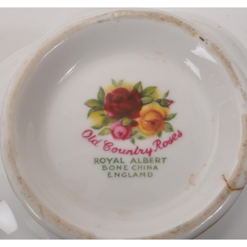 129 - Royal Albert - Old Country Roses - Large mid century china tea / dinner service. To include cups, sa... 