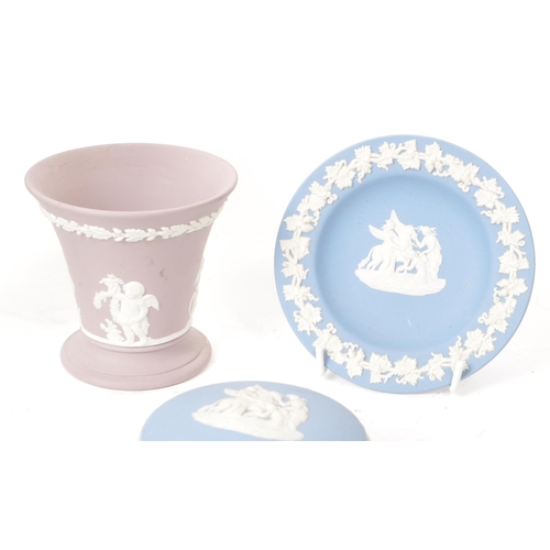 165 - Wedgwood - Jasperware - A collection of 20th century stoneware porcelain pieces, examples including ... 