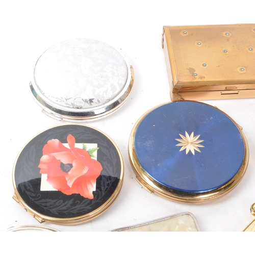 247 - A collection of vintage 20th century compact makeup cases, in yellow and white metal casing. Featuri... 