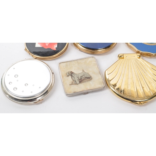 247 - A collection of vintage 20th century compact makeup cases, in yellow and white metal casing. Featuri... 