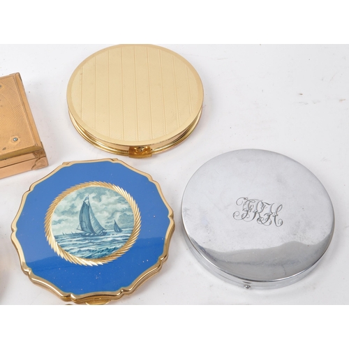 247 - A collection of vintage 20th century compact makeup cases, in yellow and white metal casing. Featuri... 