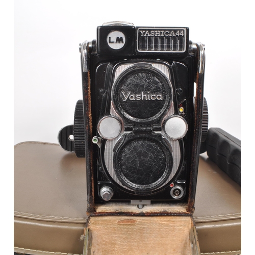 373 - Yashica - A vintage mid 20th century Yashica 44 LM 127 roll film TLR camera. The camera having a 60m... 