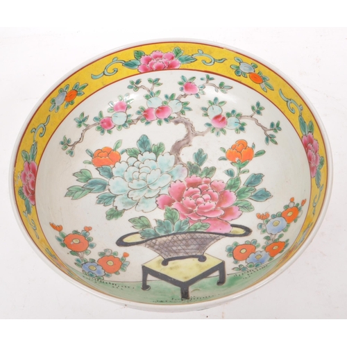 386 - Early 20th century Chinese porcelain hand painted porcelain. Including a famille rose jar with a pie... 