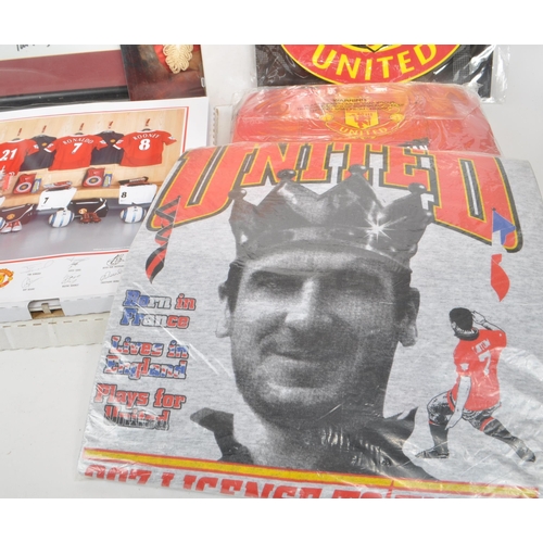 395 - A collection of contemporary Manchester United ephemera, including t-shirt merchandise, calendars, p... 