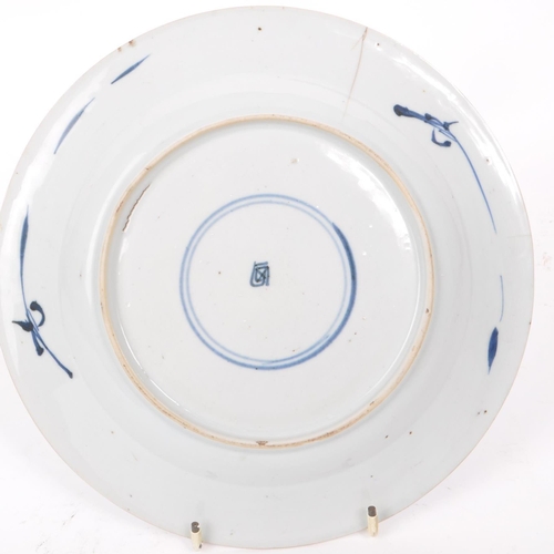 493 - A 17th century Chinese Kangxi period porcelain plate with blue and white decoration, with two confro... 