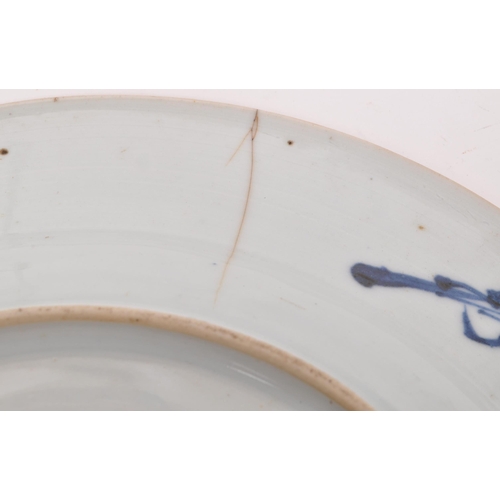 493 - A 17th century Chinese Kangxi period porcelain plate with blue and white decoration, with two confro... 