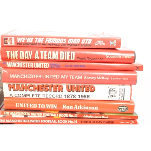 528 - Manchester United - A large collection of late 20th century and 21sts century football memorabilia b... 