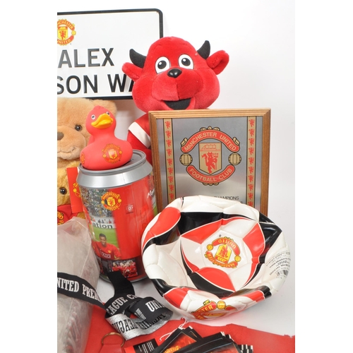 529 - Manchester United - A collection of late 20th century / 21st century football memorabilia, examples ... 