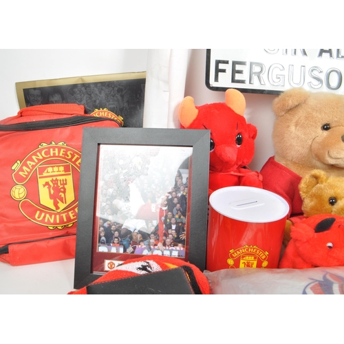 529 - Manchester United - A collection of late 20th century / 21st century football memorabilia, examples ... 