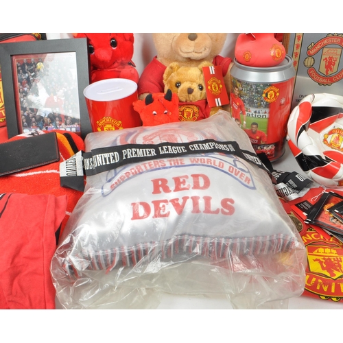 529 - Manchester United - A collection of late 20th century / 21st century football memorabilia, examples ... 