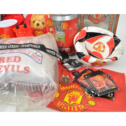 529 - Manchester United - A collection of late 20th century / 21st century football memorabilia, examples ... 