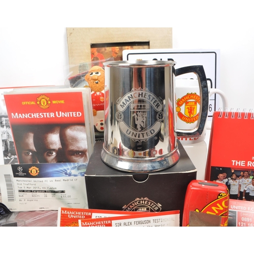 531 - A collection of late 20th century / early 21st century Manchester United football memorabilia, compr... 