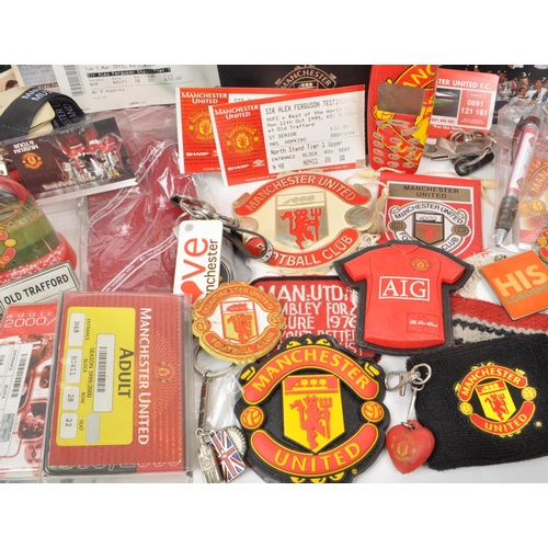 531 - A collection of late 20th century / early 21st century Manchester United football memorabilia, compr... 