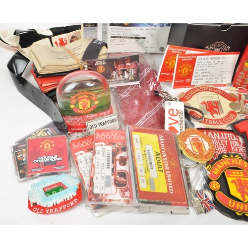 531 - A collection of late 20th century / early 21st century Manchester United football memorabilia, compr... 