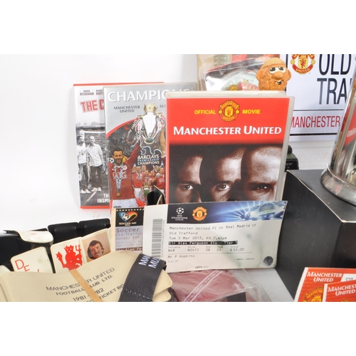 531 - A collection of late 20th century / early 21st century Manchester United football memorabilia, compr... 