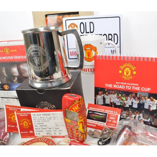 531 - A collection of late 20th century / early 21st century Manchester United football memorabilia, compr... 