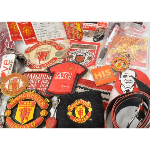 531 - A collection of late 20th century / early 21st century Manchester United football memorabilia, compr... 