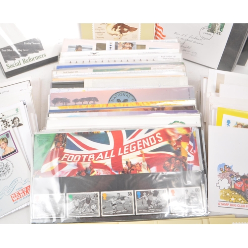 546 - A large collection of late 20th century presentation packs and first day covers, including themes su... 