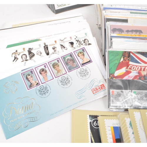 546 - A large collection of late 20th century presentation packs and first day covers, including themes su... 