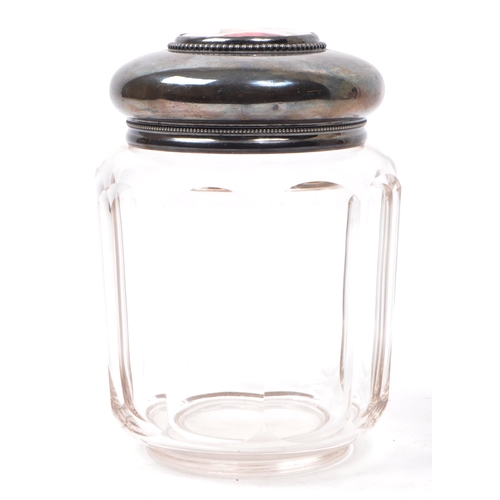 99 - Derby Silver Co - A 20th-century glass tobacco jar, featuring a quadruple silver plated lid with an ... 