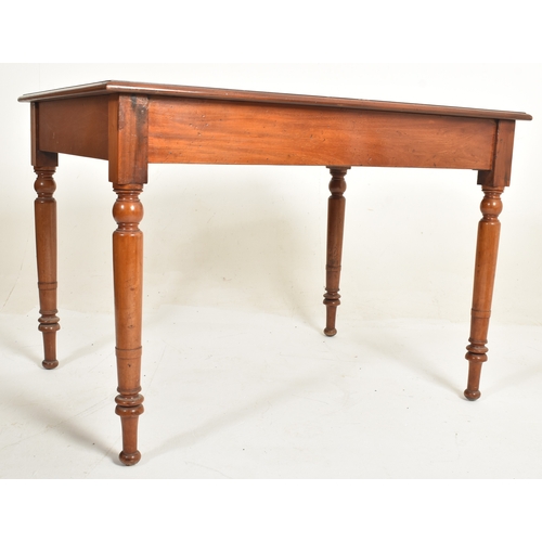 226C - An early 20th century mahogany & leather top writing table desk. The table having a rectangular cham... 