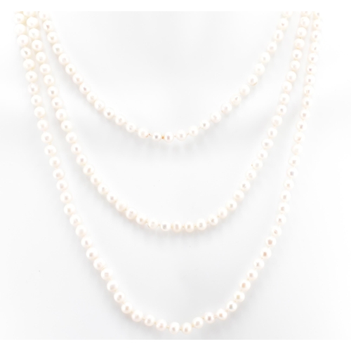 134 - A single strand pearl necklace. The pearl necklace comprised of round pearls measuring 0.5cm x 0.5cm... 