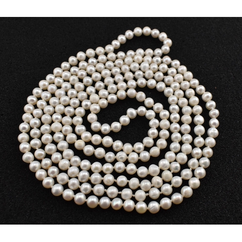 134 - A single strand pearl necklace. The pearl necklace comprised of round pearls measuring 0.5cm x 0.5cm... 