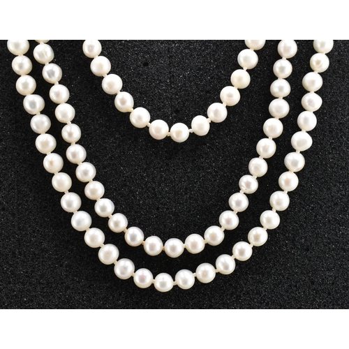 134 - A single strand pearl necklace. The pearl necklace comprised of round pearls measuring 0.5cm x 0.5cm... 