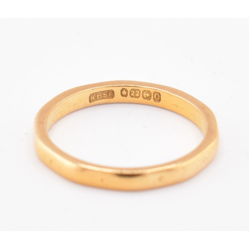 137 - A hallmarked 22ct gold band ring. The 22ct yellow gold band ring having small stamped circles around... 