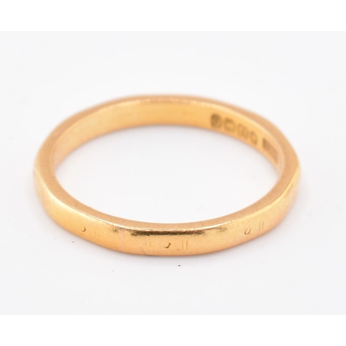 137 - A hallmarked 22ct gold band ring. The 22ct yellow gold band ring having small stamped circles around... 