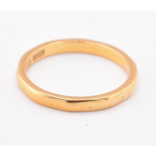 137 - A hallmarked 22ct gold band ring. The 22ct yellow gold band ring having small stamped circles around... 