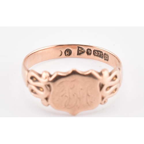 169 - A hallmarked 9ct gold shield signet ring. The 9ct rose gold signet ring having an engraved shield he... 